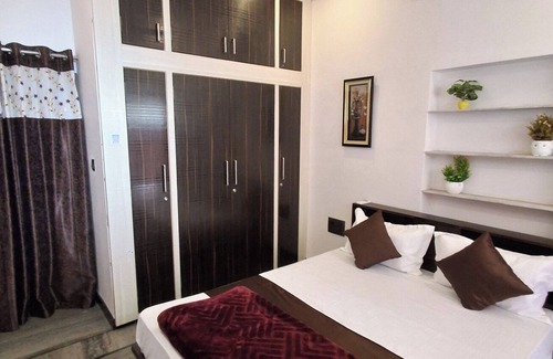 Lake Swaroop Sagar House | Gitanjali Homestay Lakeside Udaipur