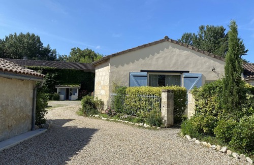 Civrac-de-Blaye House | Gîte 30 minutes from Bordeaux, set in wooded grounds with swimming pool
