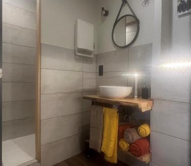 Saint-Apollinaire-de-Rias House | GiTE ATYPIQUE AVEC PISCINE COUVERTE en été