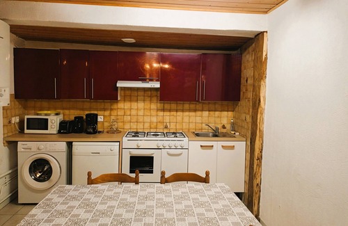 Sarlat-la-Caneda House | Gîte for 5 to 7 people, shared heated swimming pool, wooded grounds, wifi