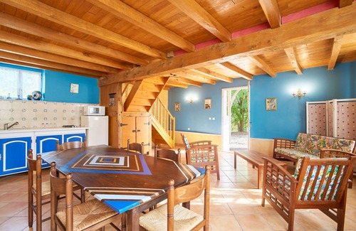 Saint-Sulpice-de-Roumagnac House | Gîte 'La Bergerie' with shared pool, private terrace and Wi-Fi