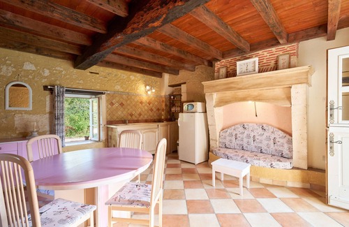 Saint-Sulpice-de-Roumagnac House | Gîte 'Le Pigeonnier' with shared pool, private terrace and Wi-Fi