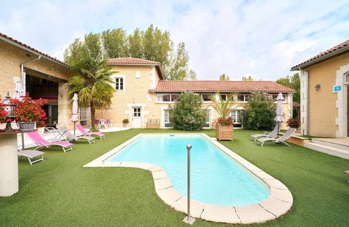 Saint-Sulpice-de-Roumagnac House | Gîte 'Le Pigeonnier' with shared pool, private terrace and Wi-Fi