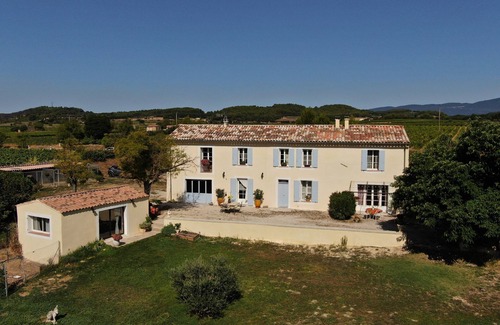 La Tour-d'Aigues Cottage | Gite in a Provencal country house with swimming pool.