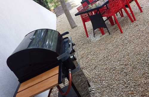 Saint-Cannat Apartment | Gîte in the Aix countryside, 5 minutes from La Barben zoo, pets welcome
