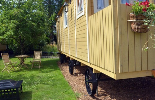 Chimay Cabin | Gîte insolite 'La Colibri'. A trailer in the heart of nature.