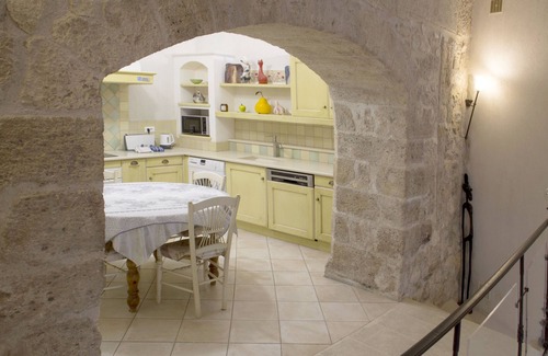Robion House | Gite le chat rouge. Charming LOFT. The most beautiful villages in France.