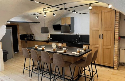 Vars House | Gite of 400m2 with land, lounge bar and games room