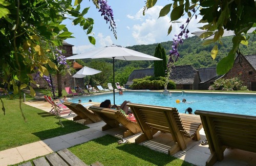 Saint-Cyprien-sur-Dourdou House | Gïte the rooster on the farm with pool