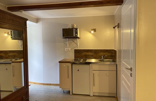 Landry Cottage | Gîte-Traditional-Ensuite with Shower-Patio-Poppy