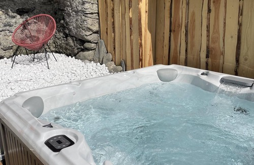 Landry Cottage | Gîte-Traditional-Ensuite with Shower-Patio-Poppy