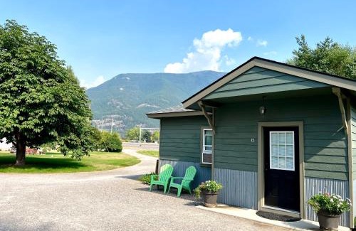 Columbia Falls House | Glacier's Edge Cabins