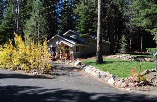 Ridgewood House | Glades Getaway by Tahoe Getaways - Charming Pet-Friendly 3 BD North Shore Cabin w Wood Fireplace & Short Drive to Ski Resorts