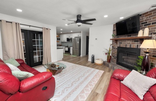 Lakeland House | Glamorous 3BR Retreat on an Acre!