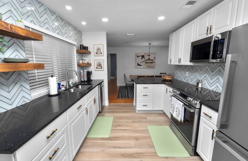 Lakeland House | Glamorous 3BR Retreat on an Acre!