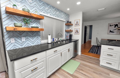 Lakeland House | Glamorous 3BR Retreat on an Acre!
