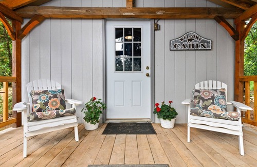 West Stayton Cabin | Glamping Adventure on the Banks of the Thomas River, Fire-Pit, BBQ & Renovated Barn, 2 Miles to Scio