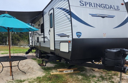 DeLand House | Glamping at its finest! Come Glamp with us in this beautiful RV that sleeps 10!