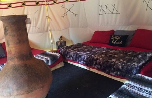 Jamestown Apartment | Glamping Back in Time