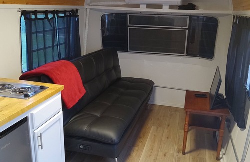 Martindale House | Glamping, Vintage RV San Marcos Water Front Style! A One Acre! No Pets!