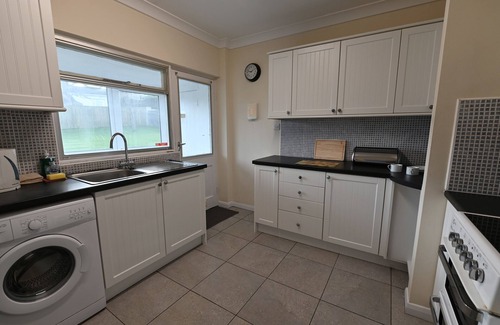 Saundersfoot House | Glan Heulog - Near to Beach, Pet Friendly
