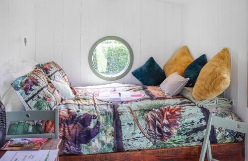 Caergeiliog House | Glan Tywyn Shepherds Hut