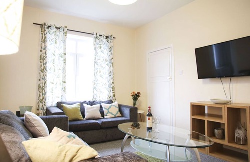 Cardonald House | Glasgow, Bright 3Bed Flat with Free Street Parking