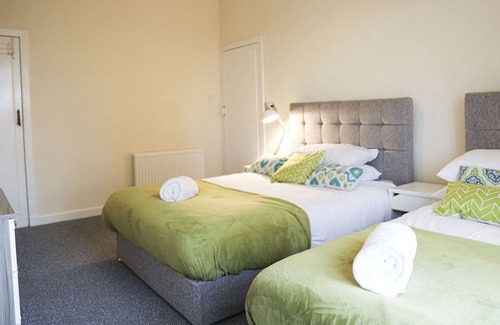 Cardonald House | Glasgow, Bright 3Bed Flat with Free Street Parking