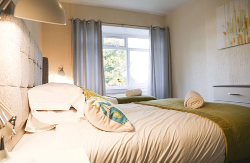 Cardonald House | Glasgow, Bright 3Bed Flat with Free Street Parking