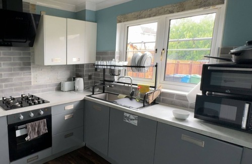 Glasgow House | Glasgow Guest House free 2 car parking nFree WIFi Main Door House