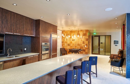 Midtown Apartment | ★ Glass Walls| Heart of Houston | Free Breakfast| Walk-able ★