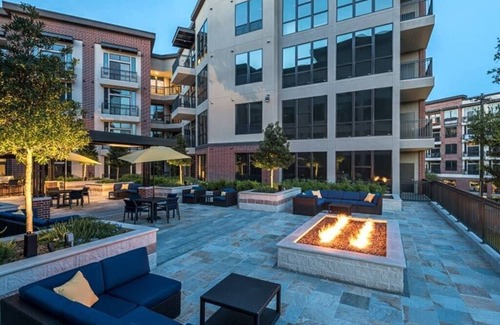 Midtown Apartment | ★ Glass Walls| Heart of Houston | Free Breakfast| Walk-able ★