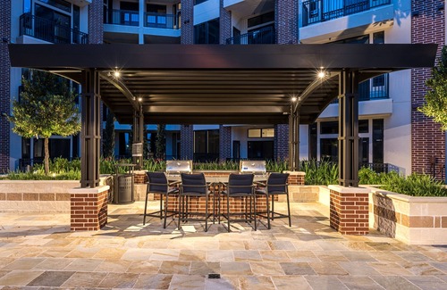 Midtown Apartment | ★ Glass Walls| Heart of Houston | Free Breakfast| Walk-able ★