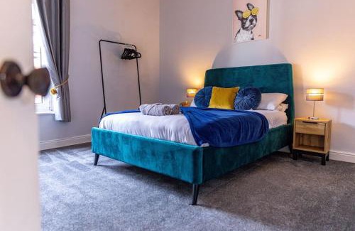 Castleford House | Glasswing Stays Liquorice Lodge