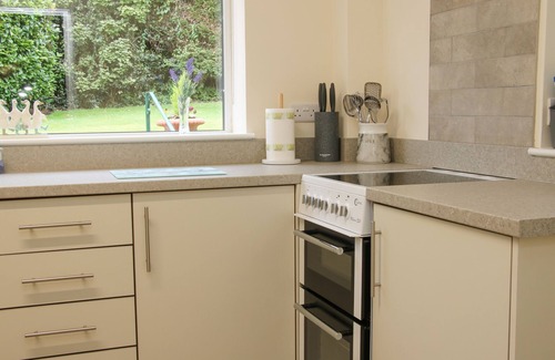 Madeley Cottage | GLEN HELEN, family friendly, with a garden in Madeley