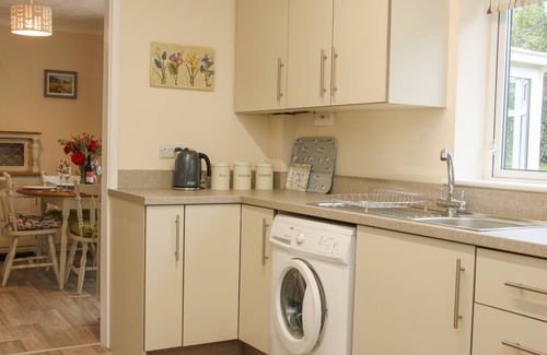 Madeley Cottage | GLEN HELEN, family friendly, with a garden in Madeley