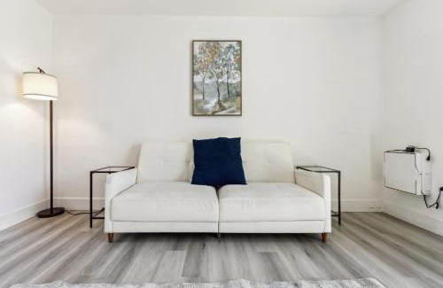 Glendale Sports and Entertainment District Apartment | Glendale CozySuites - Westgate with pool 10