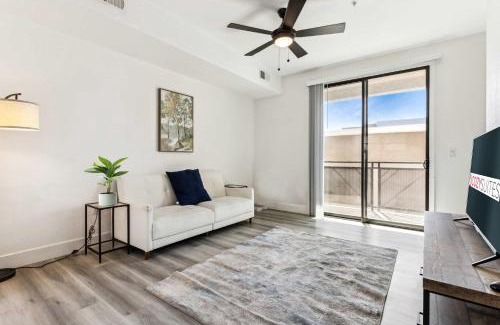 Glendale Sports and Entertainment District Apartment | Glendale CozySuites - Westgate with pool 10
