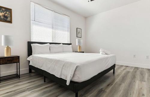 Glendale Sports and Entertainment District Apartment | Glendale CozySuites - Westgate with pool 10