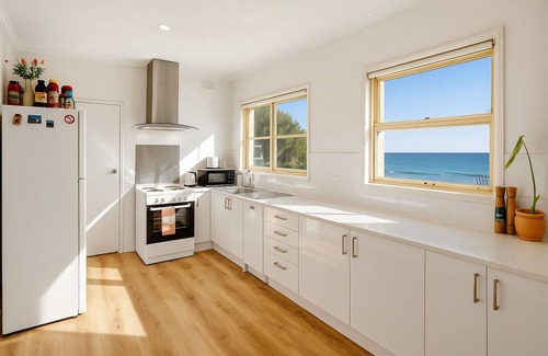 Glenelg North House | Glenelg Beach House With Private Beachfront Pool