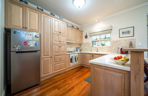 Glenelg House | Glenelg Beach Stylish 2 Story Townhouse Sea View