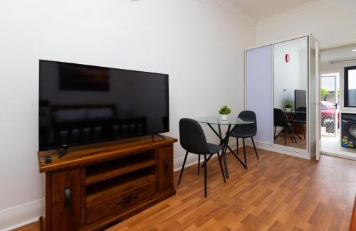 Glenelg North House | Glenelg North Modern Studio, QBed,Wifi, Pet