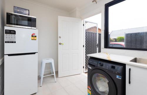 Glenelg North House | Glenelg North Modern Studio, QBed,Wifi, Pet