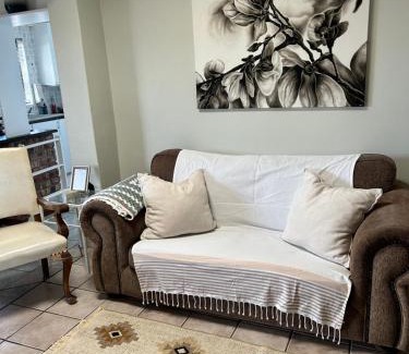 Port Elizabeth House | Glenelg Road Guesthouse - Quiet Stay, Fast WiFi, 20 Min to Airport & Beaches