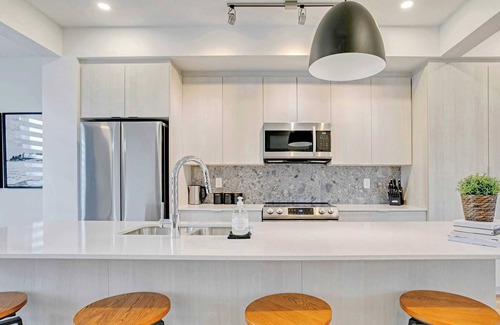 Jasper Place House | Glenwood. Sleeps 6. 8 mins to WEM.