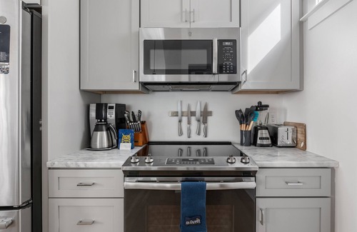 Cannonborough Elliotborough Apartment | Globetrotter Suite C | Dreamy Historic Getaway