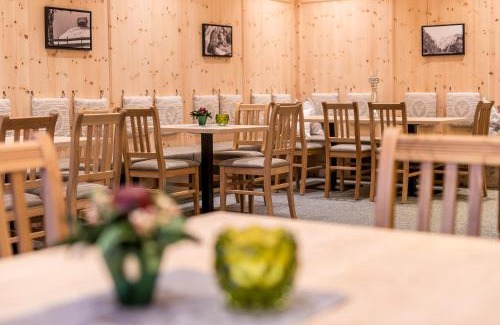 Zell am See Bed & Breakfast | GLOCKNERALM - HIKING- and SKIHOTEL exklusively accessible by cable car