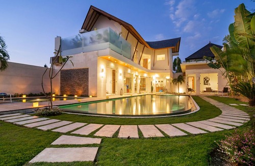 Seminyak Villa | Glorious 4BR Villa, Seminyak! 7Min Walk To Eat Street! W/Private Swimming Pool!