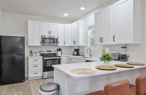 Near East Side Apartment | Glorius Amazing 2BR/1BA Stay Near Lively Downtown!