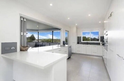 Valla Beach House | Glossies Coastal Retreat - Relax and Escape, Pets OK